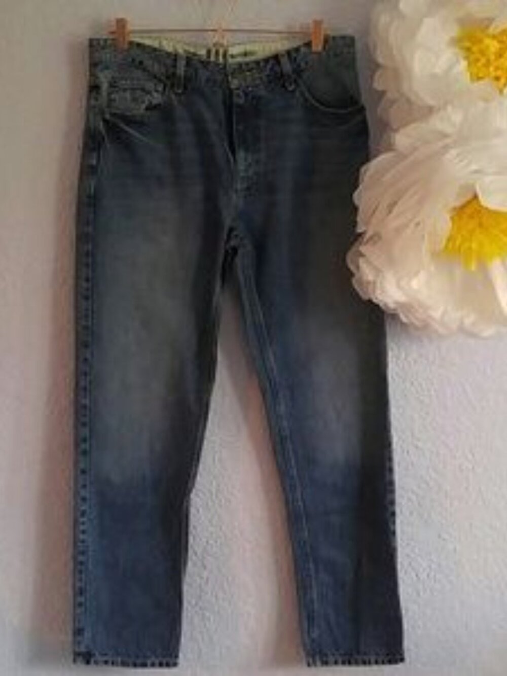 Tommy Hilfiger SZ W33xL32 Vintage Straight Leg Factory Faded & Distressed Jean